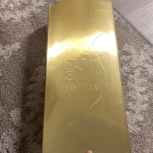 Gold HerStyler Pro flat iron straightener - Picture 1 of 4